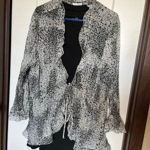 Fashion Bug, Gray, Crinkle Top in Gray and Black pattern.  Size 24 EUC